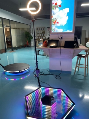 घूर्णी 3D होलोग्राफिक डिस्प्ले स्वचालित 360 डिग्री सेल्फी फोटो बूथ