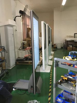 43 इंच टच स्क्रीन कियोस्क जिसमें 1920x1080 रेज़ोल्यूशन और 400CD/M2 ब्राइटनेस है